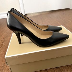 Michael KORS Leather Flex Mid Pump